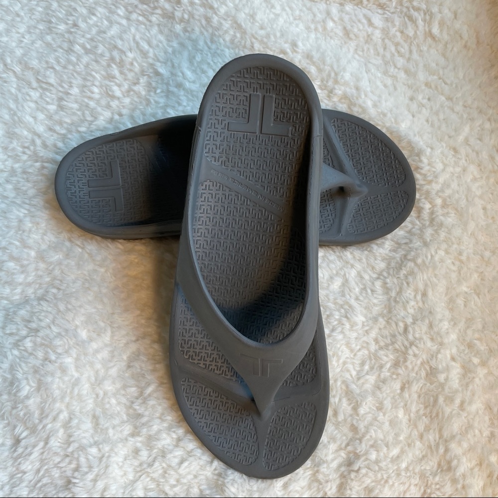 TELIC Women's Grey Arch Support Flip Flops